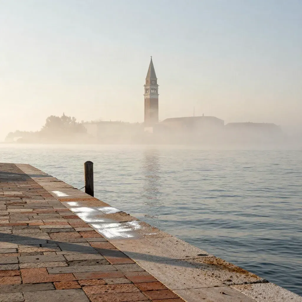 Campanile di Venezia nella nebbia sopra la laguna al primo chiarore